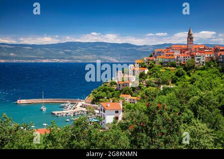 Vrbnik, Kroatien. Luftbild des berühmten Dorfes Vrbnik, Kroatien auf der Insel Krk an einem schönen Sommertag. Stockfoto