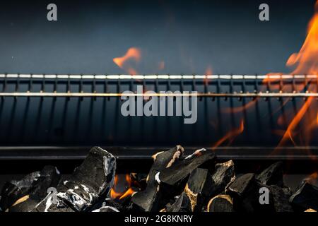 Holz und Kohle brennen in einem grill Stockfoto