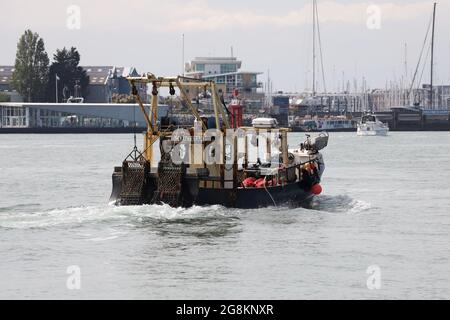 Das Fischerboot SOLENT STAR (P6) im Hafen auf dem Weg zu den Camber Docks Stockfoto