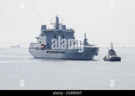 Der Royal Fleet Auxiliary Replenishment-Tanker TIDESURGE (A138) fährt zum Marinestützpunkt Stockfoto