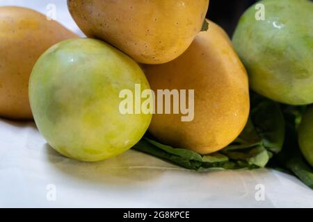 Mangos, saftige Steinfrüchte, von zahlreichen tropischen Baumarten der blühenden Pflanzengattung Mangifera, die hauptsächlich für ihre edi angebaut werden Stockfoto