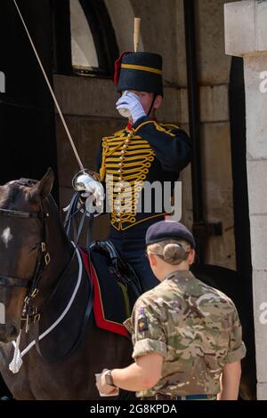 London, Großbritannien. Juli 2021. Die Wettergardisten der Royal Horse Artillery in Großbritannien erfrischen sich in der Hitze, während sie den Eingang zur Horse Guards Parade in London bewachen. Quelle: Ian Davidson/Alamy Live News Stockfoto