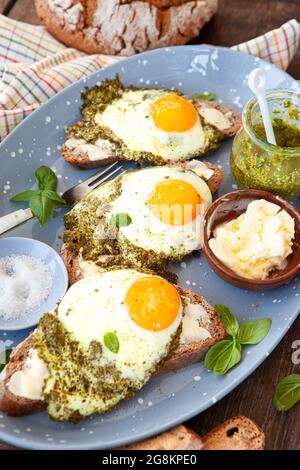 Pesto-Eier, Eier, in Basilikum-Pesto gebraten, sonnige Seite nach oben Stockfoto