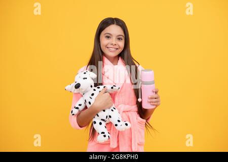 Guten Morgen. Kid tragen weichen Nachthemd spielen mit Spielzeug. Kind in gemütlichen Nachtwäsche. Haut Schönheit. Stockfoto