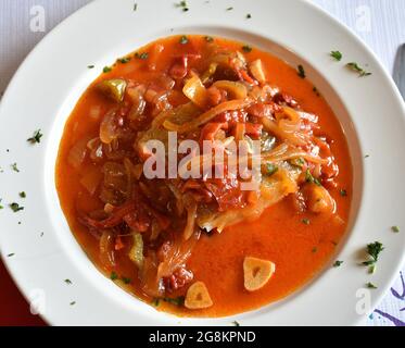 Portion Kabeljau mit gebratener roter und grüner Paprika, Zwiebeln, Knoblauch und Tomatensauce. Typisches Gericht der La La La La La La La La La La La La La La La La La La La La La La La La La La La La La La La La Stockfoto
