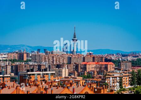 Madrid, Spanien - 12. Juni 2021: Skyline von Madrid vom Tio Pio Park. Luftbild Stadtbild ein sonniger Tag Stockfoto