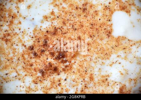 Makroansicht von oben mit Reispudding mit Zimt. Typisches und traditionelles Dessert der spanischen Gastronomie. Stockfoto