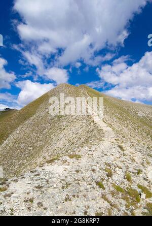 Monte Bove in Ussita (Italien) - der Landschaftgipfel des Monte Bove, nord und süd, in der Region Marken, Provinz Macerata. Apennin, in Monti Sibillini Stockfoto