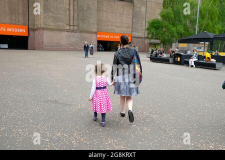 Mutter und Kind Rückansicht Frau und Kind gehen zum Eingang der Tate Modern Art Gallery in der City of London UK KATHY DEWITT Stockfoto