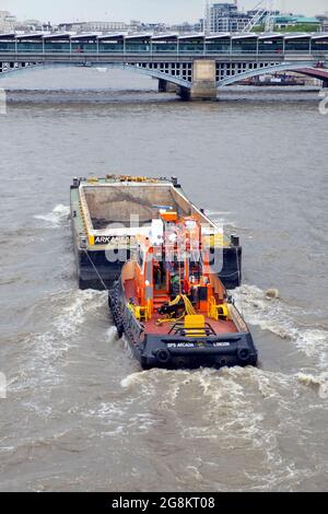 GPS Arcadia Schlepper auf der Themse schiebt Arkansas Barge in London England Großbritannien KATHY DEWITT Stockfoto