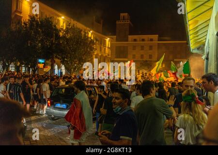 CREMONA, ITALIEN - 11. Jul 2021: Die Fußballfans überfluten die Straßen und feiern den Sieg des Pokals der UEFA 2020-Meisterschaft Stockfoto