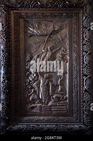 Rom Colle Aventino, Basilika Santa Sabina .insbesondere das große geschnitzte Zypressenportal, das aus dem 5. Jahrhundert stammt und perfekt erhalten ist, das erste Beispiel der christlichen Holzskulptur. Die achtzehn Tafeln, aus denen sie besteht, sind wirklich außergewöhnlich und stellen Szenen aus dem Alten und Neuen Testament dar. Man kann deutlich sehen, wie zwei verschiedene Künstler in der Tür arbeiten, einer ist klassizistischer mit einem hellenistischen Stempel, der andere hat Darstellungen von Volkskunst geschnitzt, darunter das erste erhaltene Bild von Christus, der zwischen den beiden Dieben gekreuzigt wurde. Geht und sucht die Szene des Durchgangs von Stockfoto