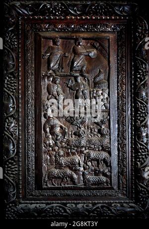 Rom Colle Aventino, Basilika Santa Sabina .insbesondere das große geschnitzte Zypressenportal, das aus dem 5. Jahrhundert stammt und perfekt erhalten ist, das erste Beispiel der christlichen Holzskulptur. Die achtzehn Tafeln, aus denen sie besteht, sind wirklich außergewöhnlich und stellen Szenen aus dem Alten und Neuen Testament dar. Man kann deutlich sehen, wie zwei verschiedene Künstler in der Tür arbeiten, einer ist klassizistischer mit einem hellenistischen Stempel, der andere hat Darstellungen von Volkskunst geschnitzt, darunter das erste erhaltene Bild von Christus, der zwischen den beiden Dieben gekreuzigt wurde. Geht und sucht die Szene des Durchgangs von Stockfoto