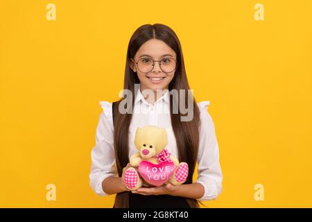 Liebt euch von ganzem Herzen. Glückliches Kind lächelt mit Teddybär. Liebe dich. Valentinstag präsent Stockfoto