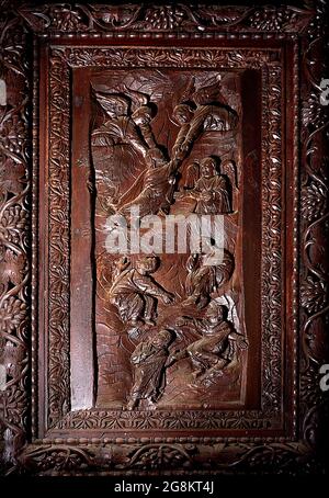 Rom Colle Aventino, Basilika Santa Sabina .insbesondere das große geschnitzte Zypressenportal, das aus dem 5. Jahrhundert stammt und perfekt erhalten ist, das erste Beispiel der christlichen Holzskulptur. Die achtzehn Tafeln, aus denen sie besteht, sind wirklich außergewöhnlich und stellen Szenen aus dem Alten und Neuen Testament dar. Man kann deutlich sehen, wie zwei verschiedene Künstler in der Tür arbeiten, einer ist klassizistischer mit einem hellenistischen Stempel, der andere hat Darstellungen von Volkskunst geschnitzt, darunter das erste erhaltene Bild von Christus, der zwischen den beiden Dieben gekreuzigt wurde. Geht und sucht die Szene des Durchgangs von Stockfoto