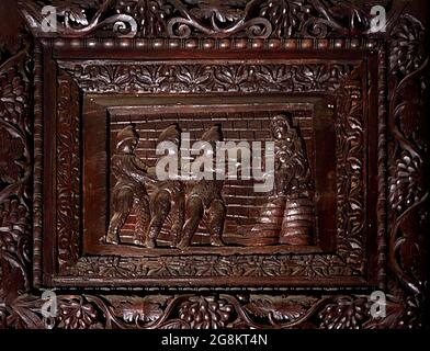 Rom Colle Aventino, Basilika Santa Sabina .insbesondere das große geschnitzte Zypressenportal, das aus dem 5. Jahrhundert stammt und perfekt erhalten ist, das erste Beispiel der christlichen Holzskulptur. Die achtzehn Tafeln, aus denen sie besteht, sind wirklich außergewöhnlich und stellen Szenen aus dem Alten und Neuen Testament dar. Man kann deutlich sehen, wie zwei verschiedene Künstler in der Tür arbeiten, einer ist klassizistischer mit einem hellenistischen Stempel, der andere hat Darstellungen von Volkskunst geschnitzt, darunter das erste erhaltene Bild von Christus, der zwischen den beiden Dieben gekreuzigt wurde. Geht und sucht die Szene des Durchgangs von Stockfoto