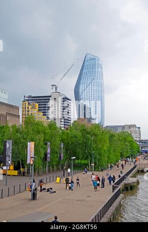 Vertikale Ansicht eines Blackfriars-Turms und Menschen, die entlang des Flusses Themse-Pfades gehen, nachdem die Einschränkungen im Süden Londons, Großbritannien, DURCH die Lockerung VON KATHY DEWITT, gelockert wurden Stockfoto