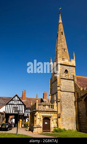 Großbritannien, England, Worcestershire, Evesham, Abt Reginald’s Gateway und All Saints Parish Church Stockfoto