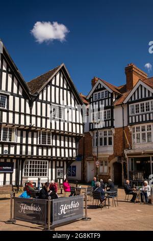 Großbritannien, England, Worcestershire, Evesham, Herbies Coffee Shop Kunden in der Sonne vor der Booth Hall Stockfoto