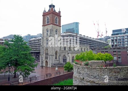 Blick auf die St. Giles Kirche, Roman Fort Gate Wall Barbican Estate in der City of London England UK KATHY DEWITT Stockfoto