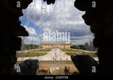 Wien, Österreich - ungewöhlicher Blick durch eine Felsgrotte im Neptunbrunnen in Richtung Schloss Schönbrunn Stockfoto