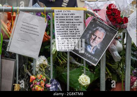 Amsterdam, Südholland, Niederlande. Juli 2021. Auf der Leidsedwarsstraat sind Blumengebete, Bilder und Nachrichten für den ermordeten niederländischen Ermittlungsjournalisten Peter R. de Vries zu sehen.der niederländische Kriminalberichterstatter Peter de Vries (64) wurde am 6. Juli in der Leidsedwarsstraat in Amsterdam nach einer fast tödlichen Schießerei für tot erklärt. Der Reporter hatte den Schutz von Leibwächtern immer abgelehnt. Eine Aussage seines Verwandten hatte gelesen: ''Peter hat durch seine Überzeugung gelebt: 'Auf gekrübtem Knie ist keine Möglichkeit, frei zu sein'.'' Peter de Vries, hatte für seine Berichterstattung über t kritische Anerkennung erhalten Stockfoto