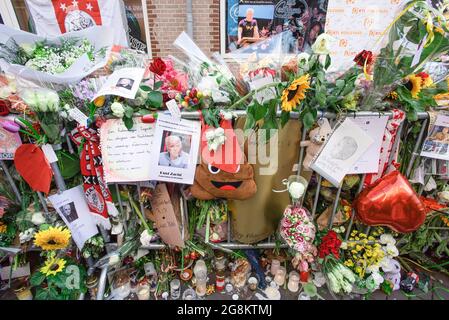 Amsterdam, Südholland, Niederlande. Juli 2021. Auf der Leidsedwarsstraat sind Blumenbotschaften, Nachrichten und Karten für den ermordeten niederländischen Ermittlungsjournalisten Peter R. de Vries zu sehen.der niederländische Kriminalberichterstatter Peter de Vries (64) wurde nach einer fast tödlichen Schießerei am 6. Juli in der Leidsedwarsstraat in Amsterdam für tot erklärt. Der Reporter hatte den Schutz von Leibwächtern immer abgelehnt. Eine Aussage seines Verwandten hatte gelesen: ''Peter hat durch seine Überzeugung gelebt: 'Auf gekrübtem Knie ist keine Möglichkeit, frei zu sein'.'' Peter de Vries, hatte für seine Berichterstattung über die kritische Anerkennung erhalten Stockfoto