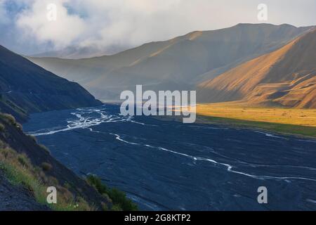 Sonnenaufgang über dem Bett des Flusses Gudialchay Stockfoto