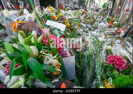 Amsterdam, Südholland, Niederlande. Juli 2021. Blumengebete, Botschaften und Karten für den ermordeten investigativen Journalisten Peter R. de Vries, der in der Leidsedwarsstraat, wo er angeschossen wurde, gesehen wurde.der holländische Kriminalreporter Peter de Vries (64) wurde am 6. Juli in der Leidsedwarsstraat in Amsterdam nach einer fast tödlichen Schießerei für tot erklärt. Der Reporter hatte den Schutz von Leibwächtern immer abgelehnt. Eine Aussage seines Verwandten hatte gelesen: ''Peter hat durch seine Überzeugung gelebt: 'Auf gekrübtem Knie ist keine Möglichkeit, frei zu sein'.'' Peter de Vries, hatte für seine Berichterstattung über das Du kritische Anerkennung erhalten Stockfoto