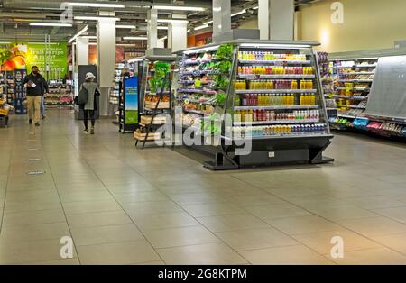 M&S Marks und Spencers Store Interior mit leerer Fläche und sehr wenigen Kunden während der covid 19 Pandemie in der City of London UK 2021 Stockfoto