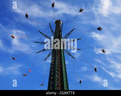 Im Wiener Ververgnügungspark Prater Runde um Runde mit dem Karussell fahren und die herrliche Aussicht über die Hauptstadt genießen Stockfoto