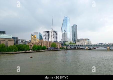 Stadtbild ein Wolkenkratzer von Blackfriars, Themse, Spaziergang am Flussufer vor der Tate Modern Art Gallery in South London England 2021 KATHY DEWITT Stockfoto