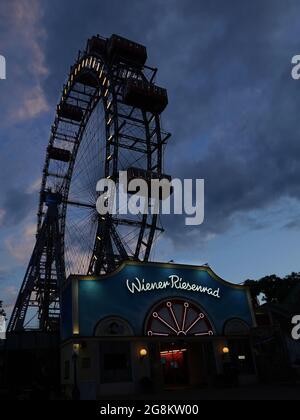 Im Wiener Ververgnügungspark Prater Runde um Runde mit dem Riesenrad fahren und die herrliche Aussicht über die Hauptstadt genießen Stockfoto