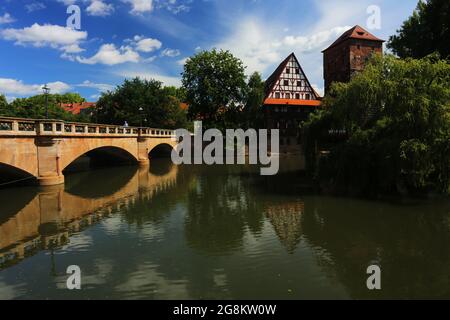 Nürnberg Altstadt oder Innenstadt - Ufer des Fluss Pegnitz, mit Brücke und mittelalterlichen Fachwerkhaus Deutschland Stockfoto