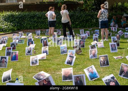 London, Großbritannien. Juli 2021. Covid-19 Hinterbliebene Familien wegen Justizprotest, Alter Palasthof gegenüber dem Parlamentsgebäude. 650 Bilder (eines für jeden Abgeordneten) von Personen, die an Covid-19 gestorben sind Quelle: Ian Davidson/Alamy Live News Stockfoto