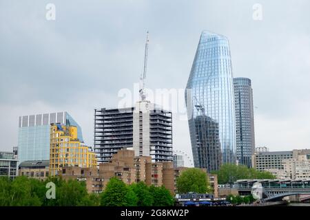 City of London Stadtbild ein Luxus-Apartment-Wolkenkratzer mit Blackfriars-Wohnanlage und ein neues Gebäude im Bau in South London, England, 2021 Stockfoto