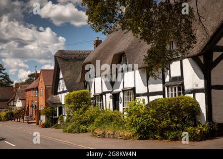 Großbritannien, England, Worcestershire, Pershore, Cropthorne, Das alte Postamt, charakterliche Hütte mit Reetgedeckten Stockfoto