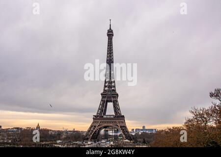 PARIS, FRANKREICH - 01. Jan 2021: Eine wunderschöne Aufnahme des Eiffelturms bei Sonnenuntergang Stockfoto