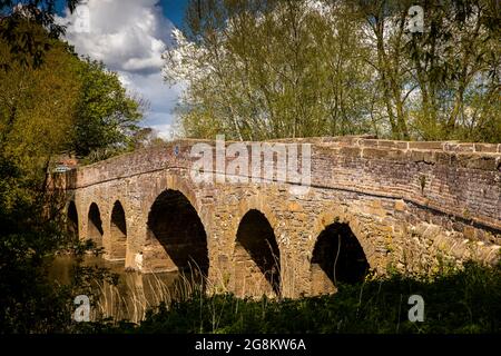 Großbritannien, England, Worcestershire, Pershore, alte Steinbrücke über den Fluss Avon Stockfoto