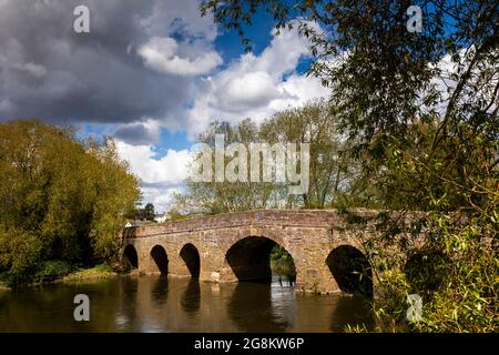 Großbritannien, England, Worcestershire, Pershore, alte Steinbrücke über den Fluss Avon Stockfoto