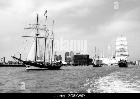 Segelschiffe, in schwarz und weiß, auf dem Fluss zähmt, segeln hinaus in Richtung Meer Stockfoto