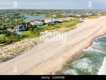 Luftaufnahme der Häuser am Meer auf der Meadow Lane, Southampton, NY Stockfoto