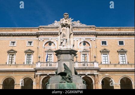 Denkmal des Dichters Giacomo Leopardi und Rathaus auf der piazza leopardi, Recanati, Marken, Italien Stockfoto