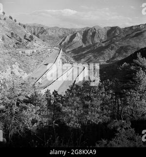 1950er Jahre, historischer Blick aus dieser Zeit auf die kurvenreiche Bergstraße über Monaco, den berühmten Col de Turini, in der Nähe der Grenze zwischen Itaien und Frankreich, der eine wichtige Etappe der Rallye Monte-Carlo ist. Stockfoto