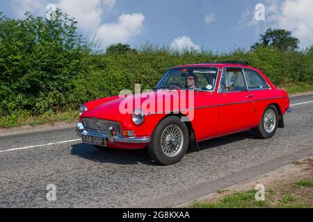 1967 60s Red MG B GT, 1950ccm Benzin-Cabrio, auf dem Weg zur Capesthorne Hall Classic July Car Show, Ceshire, Großbritannien Stockfoto