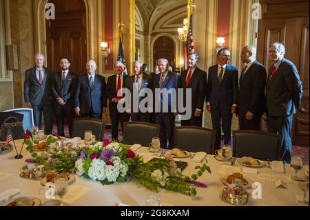 Washington, Usa. Juli 2021. Bob Menendez, Vorsitzender des Ausschusses für Auswärtige Beziehungen des Senats, D-N.J., veranstaltet am Mittwoch, den 21. Juli 2021, ein Treffen mit anderen Ausschussmitgliedern mit dem König von Jordanien Abdullah II. Im US-Kapitol in Washington, DC. Foto von Bonnie Cash/UPI Credit: UPI/Alamy Live News Stockfoto