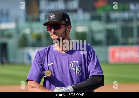 Denver, USA, 21. Juli 2021. 1202021. Juli: Colorado Outfielder Sam Hilliard (22) während des Vorspiels mit den Seattle Mariners und den Colorado Rockies im Coors Field in Denver Co. David Seelig/Cal Sport Medi Credit: CAL Sport Media/Alamy Live News Stockfoto
