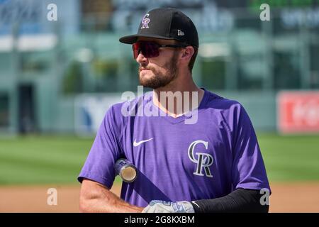 Denver, USA, 21. Juli 2021. 1202021. Juli: Colorado Outfielder Sam Hilliard (22) während des Vorspiels mit den Seattle Mariners und den Colorado Rockies im Coors Field in Denver Co. David Seelig/Cal Sport Medi Credit: CAL Sport Media/Alamy Live News Stockfoto
