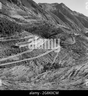 1950er Jahre, historischer Blick aus dieser Zeit auf die kurvenreiche Bergstraße über Monaco, den berühmten Col de Turini, in der Nähe der Grenze zwischen Itaien und Frankreich, der eine wichtige Etappe der Rallye Monte-Carlo ist. Stockfoto