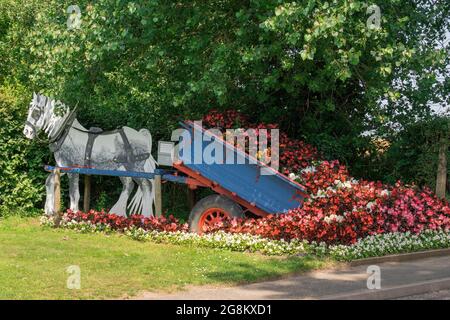 Billy, das dray Pferd und sein Blumenwagen in Blüte Filby Norfolk in der Sommerzeit Stockfoto